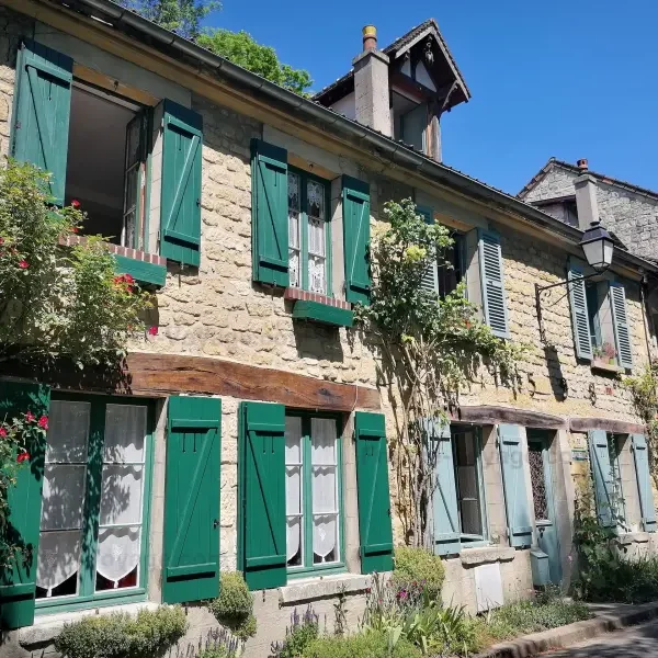 Auvers-sur-Oise facade village